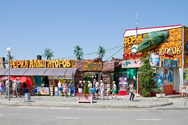 ANAPA, RUSIA - 20 de agosto: Alligator Farm en el parque de atracciones de la ciudad el 20 de agosto de 2015 en Anapa . —  Fotos de Stock