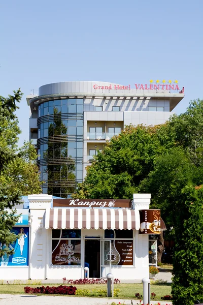 ANAPA, RUSSIA - AUGUST 20: Newsstand and modern hotel building on August 20, 2015 in Anapa. — Stock Photo, Image