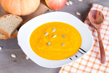 Elma ve kabak çekirdeği kabak çorbası