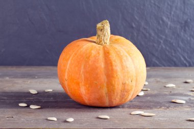Olgun turuncu kabak ve kabak çekirdeği