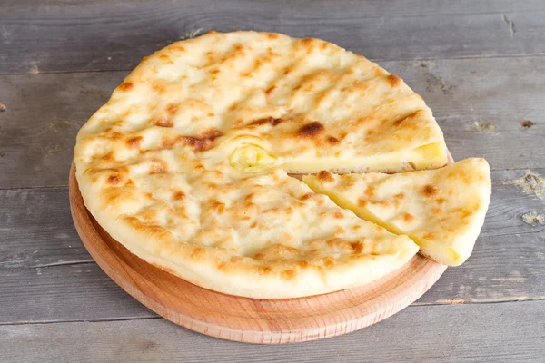 Осетинский пирог с сыром и картошкой — стоковое фото