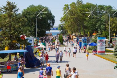Anapa, Rusya Federasyonu - 20 Ağustos: Tatilciler üzerinde 20 Ağustos 2015 yılında Anapa Karadeniz'e giden cadde üzerinde.