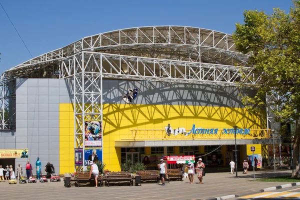 ANAPA, RÚSSIA - 20 DE AGOSTO: Fachada Summer Stage em 20 de agosto de 2015 em Anapa . — Fotografia de Stock