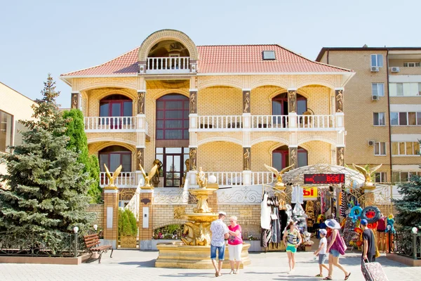 ANAPA, RUSSIA - AUGUST 20: Private boarding house for tourists on the shore of the Black Sea on August 20, 2015 in Anapa. — Stock Photo, Image