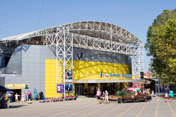 ANAPA, RÚSSIA - 20 DE AGOSTO: Fachada Summer Stage em 20 de agosto de 2015 em Anapa . — Fotografia de Stock