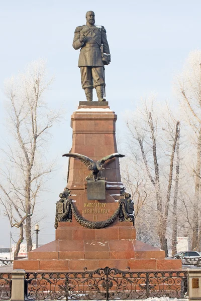 Irkutsk, russland - 19. Dezember 2015: denkmal für alexander iii an einem sonnigen wintertag am 19. Dezember 2015 in irkutsk. — Stockfoto