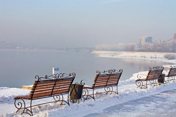 Bänke frostigen Winternachmittag auf dem Damm des Angara in Irkutsk — Stockfoto