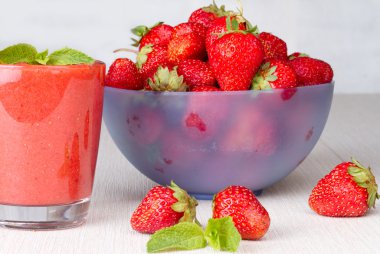 Olgun çilek ve çilek smoothie