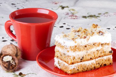 Çay ve pasta ile ceviz