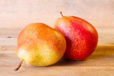 Bir ahşap tahta üzerinde sulu olgun armut