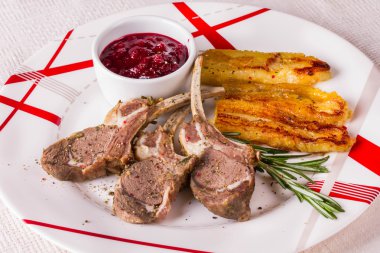 Kızılcık sosu ve kızarmış banan kuzu raf