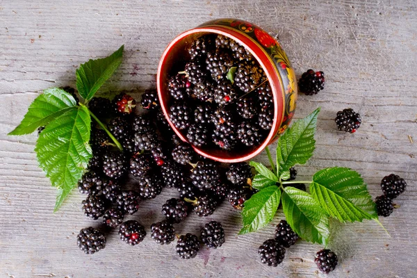 Ripe blackberries in wooden bowl — Stock Photo, Image