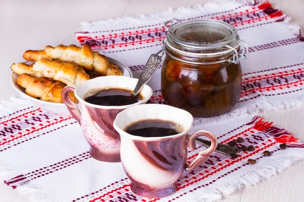 Desayuno francés - café y croissants con mermelada —  Fotos de Stock