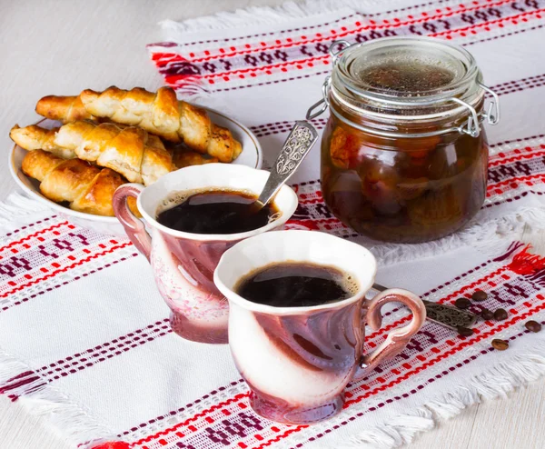 Colazione francese - caffè e croissant con marmellata — Foto Stock