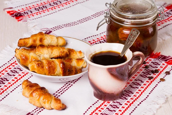 Café da manhã francês - café e croissants com engarrafamento — Fotografia de Stock