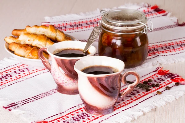 Micul dejun francez - cafea și croissante cu gem — Fotografie, imagine de stoc