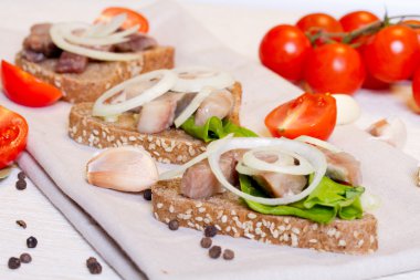 Bir peçete ve kiraz tomat Şubesi ringa sandviçle