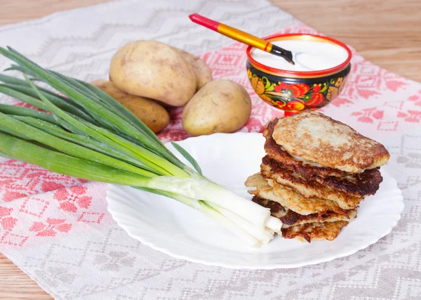 Flapjacks de patata con crema agria y puerro — Foto de Stock