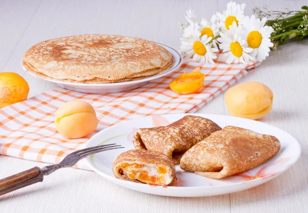 Pancakes with curd cheese and dried apricots — Stock Photo, Image