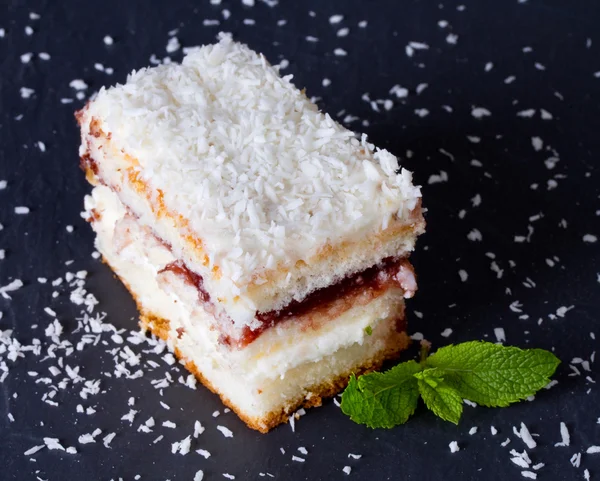 Gâteau avec des paillettes de feuilles de noix de coco et de menthe — Photo