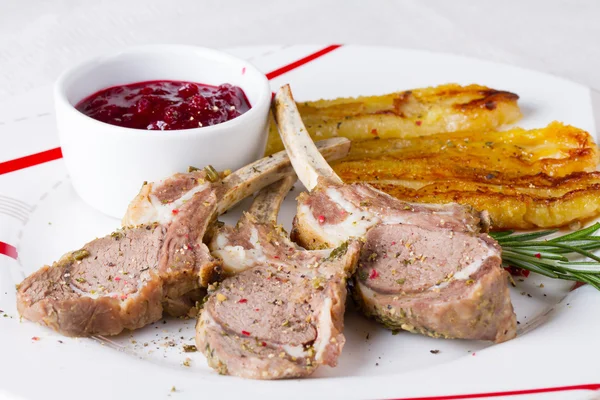 Kızılcık sosu ve kızarmış muz ile kuzu raf