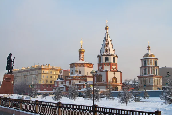 IRKUTSK, RÚSSIA - JANEIRO 07: Vista de inverno da Catedral da Epifania em 07 de janeiro de 2016 em Irkutsk . — Fotografia de Stock
