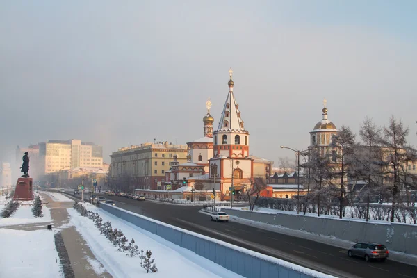 IRKUTSK, RUSIA - 07 DE ENERO: Calle Nizhnyaya Naberezhnaya y la Catedral de la Epifanía en invierno el 07 de enero de 2016 en Irkutsk . —  Fotos de Stock