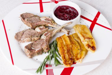 Kızılcık sosu ve kızarmış muz ile kuzu raf