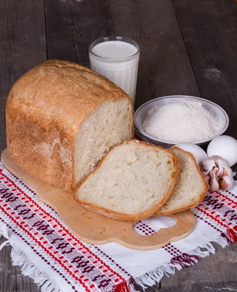 Pan blanco casero, harina, huevos y leche — Foto de Stock