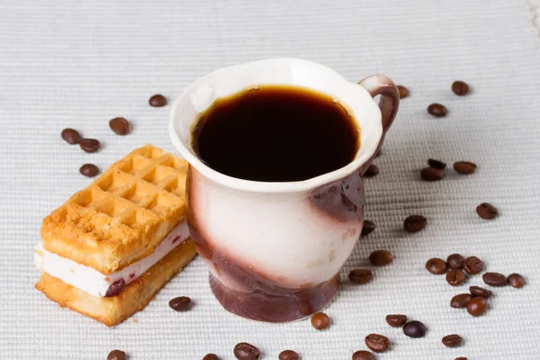 Taza de café, gofres y granos de café —  Fotos de Stock