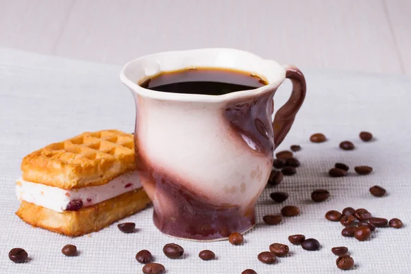 Taza de café, gofres y granos de café —  Fotos de Stock