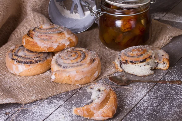 Panini fatti in casa con semi di papavero e marmellata Fotografia Stock