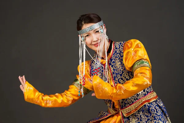 Giovane ragazza in costume nazionale Buryat danza — Foto Stock