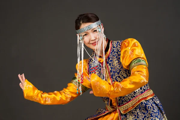 Giovane ragazza in costume nazionale Buryat danza Fotografia Stock