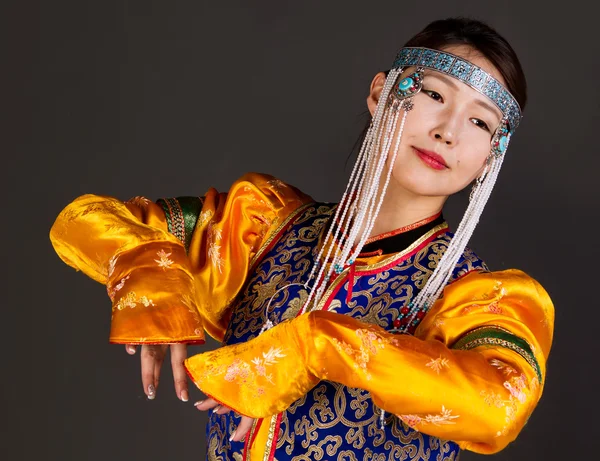 Giovane ragazza in costume nazionale Buryat danza Immagine Stock