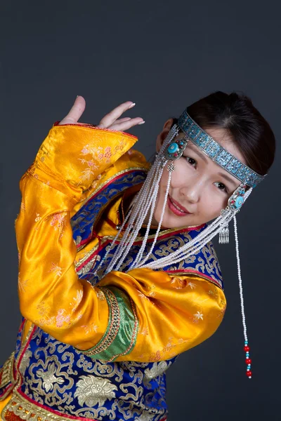 在布里亚特民族服饰舞蹈的年轻女孩 图库照片