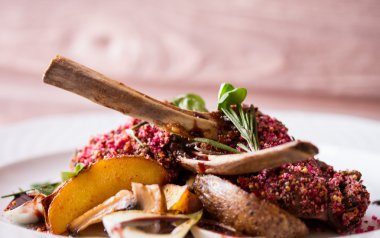 Patates dilimleri ile kuzu raf