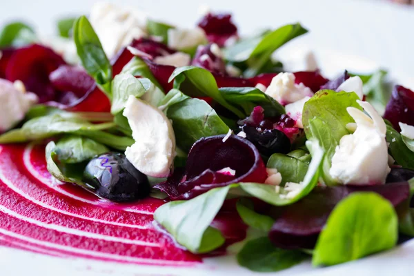 Salad of beets, lettuce and cheese — Stock Photo, Image