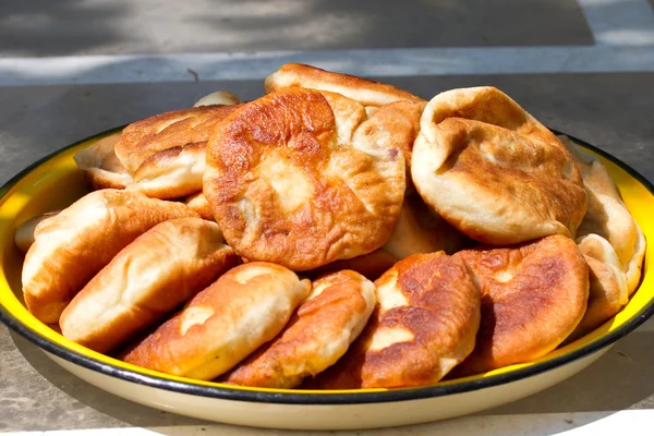 Беляши - русские пироги с жареным мясом — стоковое фото