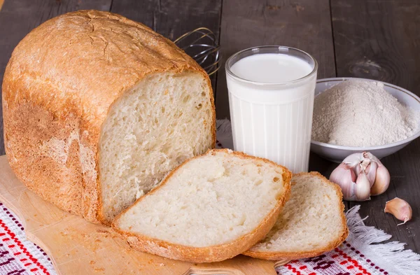 Pan blanco casero, harina, huevos y leche — Foto de Stock