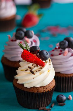 Çilek ile iştah açıcı cupcakes