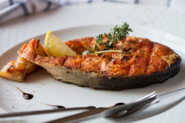 Bir limon dilimi ile ızgara kambur somon
