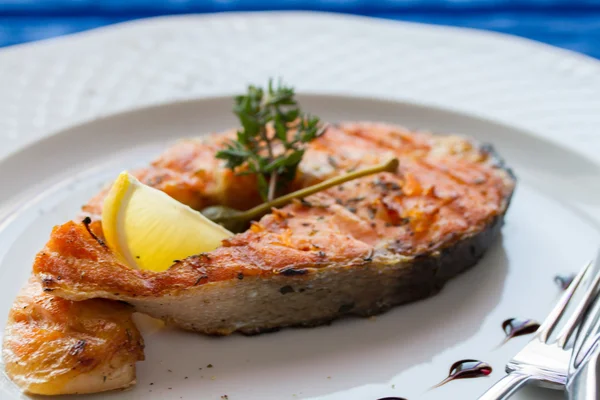 Grilled humpback salmon with a lemon slice — Stock Photo, Image