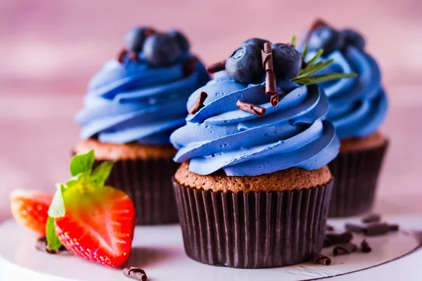 Appetitliche Cupcakes mit Blaubeeren — Stockfoto