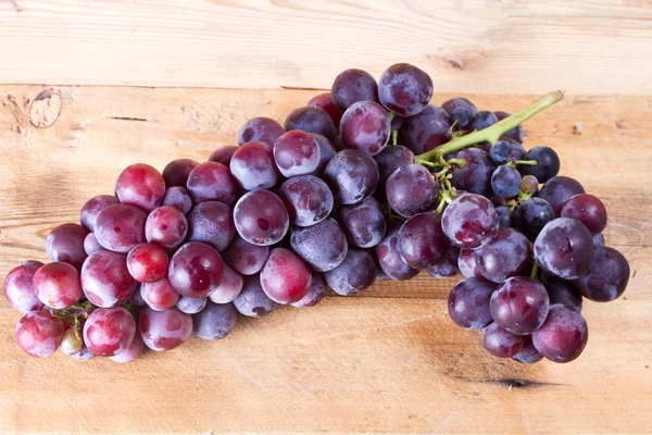 Ramo de uvas en una tabla ligera — Foto de Stock