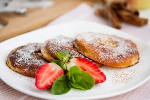 Apple rings dipped in batter with cinnamon and powdered sugar — Stock Photo, Image