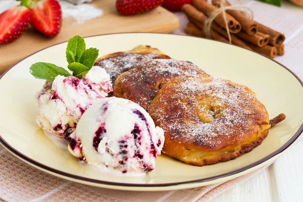 Dessert: apple rings dipped in batter and ice cream — Stock Photo, Image