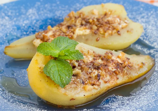 Pear baked with honey, curd cheese and walnuts — Stock Photo, Image