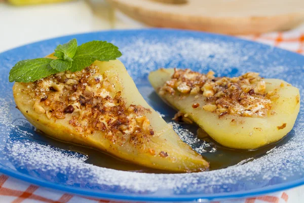 Pear baked with honey, curd cheese and walnuts — Stock Photo, Image