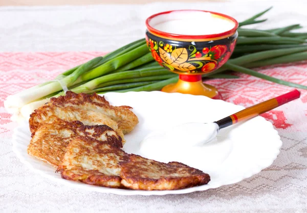 Potato flapjacks with sour cream and leek — Stock Photo, Image